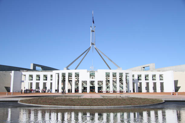 здание парламента канберры - city urban scene canberra parliament house australia стоковые фото и изображения