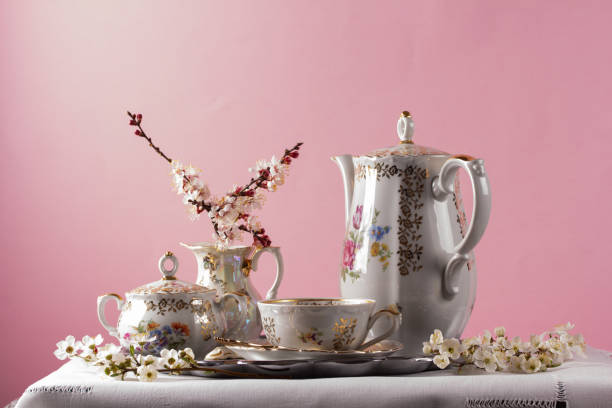 античный чайный набор на розовом фоне - afternoon tea china antique cup стоковые фото и изображения