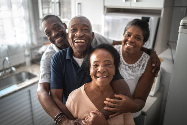 retrato de una familia en la cocina - family adult portrait cheerful fotografías e imágenes de stock