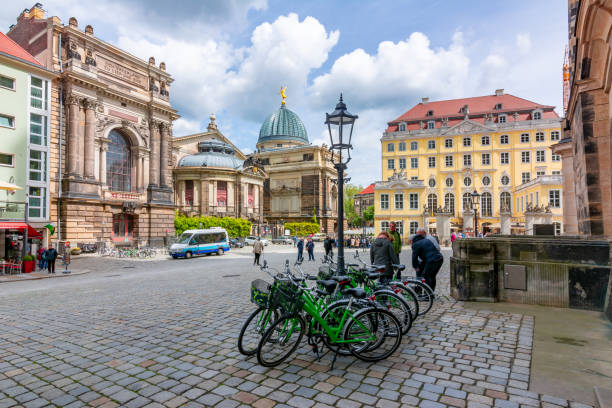 architettura quadrata neumarkt nella chiesa di frauenkirche, dresda, germania - coselpalais foto e immagini stock