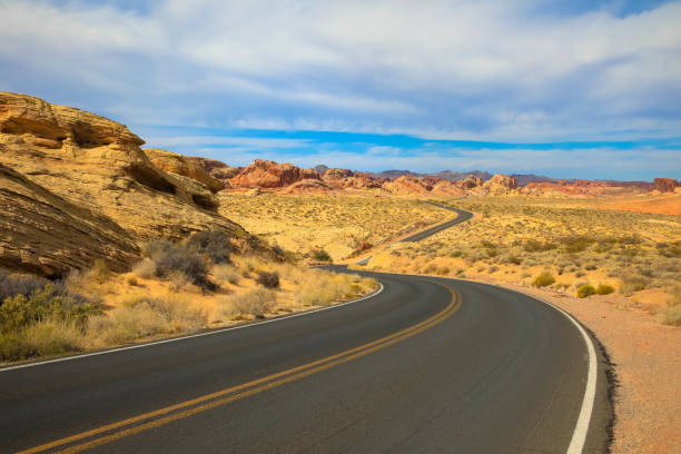 デスバレー国立公園、カリフォルニア州、米国でのアーティストのド�ライブ。 - desert road road highway california ストックフォトと画像
