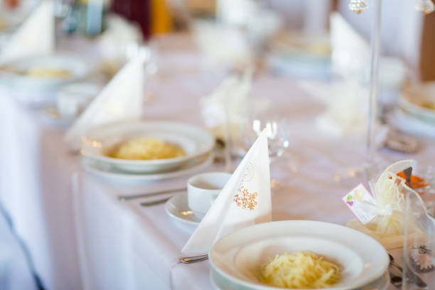 schöne erste heilige kommunion tischdekoration - communion table stock-fotos und bilder