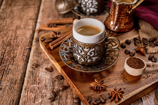 Taza de café turco tradicional y granos de café tostados photo