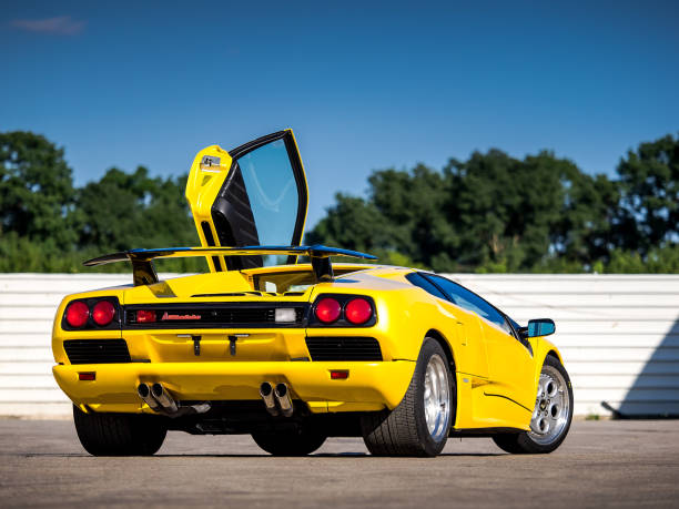 lamborghini diablo - upper class food empty retro revival photos et images de collection