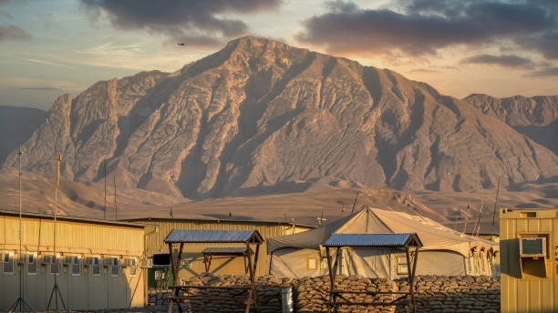 un camp de campagne pendant la mission de la fias en afghanistan devant les montagnes de mazar e sharif. - base relief photos et images de collection