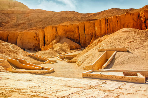 valle dei re. le tombe dei faraoni. tutankhamon. luxor. egitto. antico monumento dell'architettura. scavo. sfondo vacanze vacanze sfondo - valle foto e immagini stock