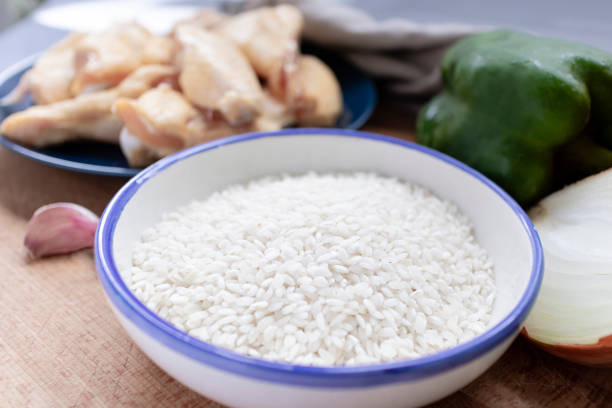 Ingredientes para arroz de pollo. - foto de stock