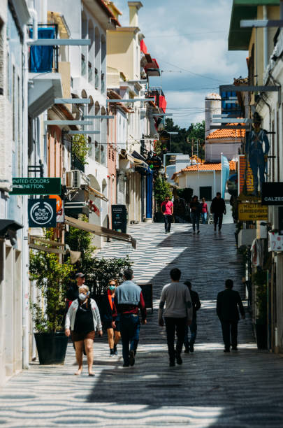 calle comercial en cascais, lisboa, portugal durante la epidemia de coronavirus - contemporary editorial pattern architecture fotografías e imágenes de stock