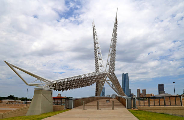 pont piétonnier de skydance - oklahoma oklahoma city city skyline photos et images de collection