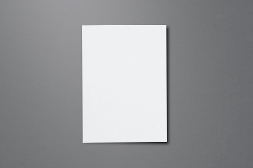 Hojas de papel en blanco para folleto sobre fondo gris, vista superior. Mock up photo
