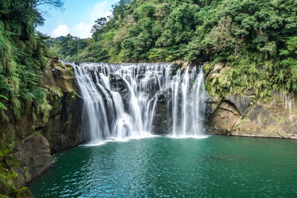 wodospad shihfen, piętnaście metrów wysokości i 30 metrów szerokości, jest to największy wodospad typu kurtyny na tajwanie - tropical rainforest waterfall rainforest australia zdjęcia i obrazy z banku zdjęć