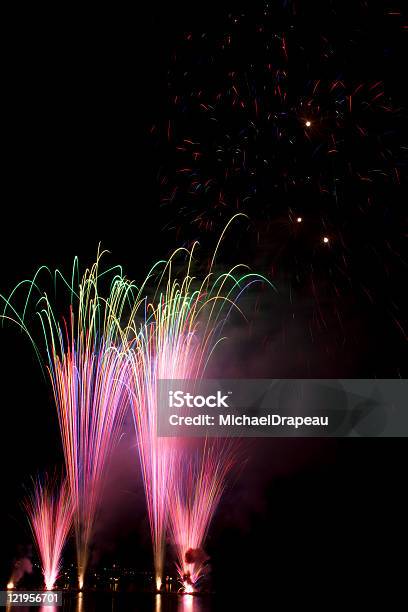 Explosión De Fuegos Artificiales Sobre El Lago Foto de stock y más banco de imágenes de Agua - Agua, Aire libre, Amarillo - Color