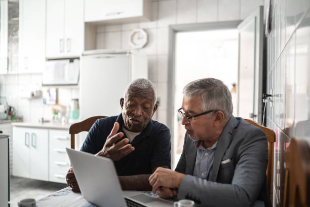 homem sênior tendo uma consulta com um consultor financeiro em casa - senior adult retirement financial advisor finance - fotografias e filmes do acervo