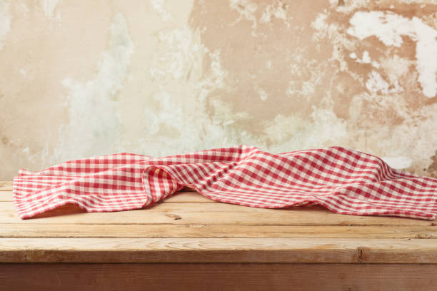 mesa de madera vacía con mantel rojo a cuadros sobre fondo rústico de pared. - kitchen cloth fotografías e imágenes de stock