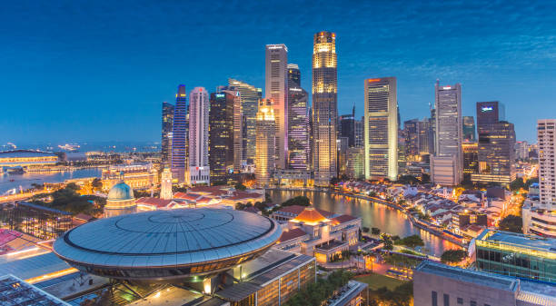 広角ショットセントラルビジネス地区シンガポールには多くの金融ビルがあり、マリーナベイ地区の近くのホテルは、シンガポールの人気の観光名所です。 - marina bay sands hotel architecture asia travel destinations ストックフォトと画像