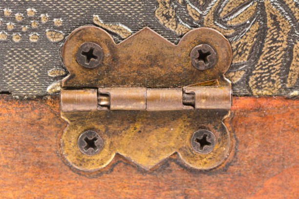 antiche cerniere metalliche su una valigia di legno - wood rustic close up nail foto e immagini stock