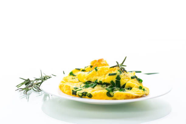 omlet na gorąco z posiekaną zieloną cebulą na talerzu - fork plate isolated scrambled eggs zdjęcia i obrazy z banku zdjęć