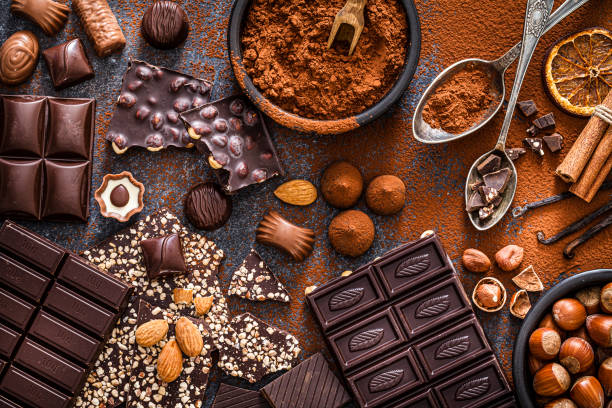 barres de chocolat et poudre de cacao tirées d’en haut - chocolat photos et images de collection
