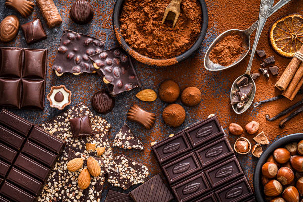 barrette di cioccolato e cacao in polvere sparato dall'alto - pralina di cioccolato foto e immagini stock