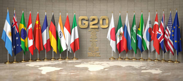 концепция саммита или встречи g20. строка из флагов членов g20 группы двадцати и список стран в конференц-зале. - group of 20 стоковые фото и изображения
