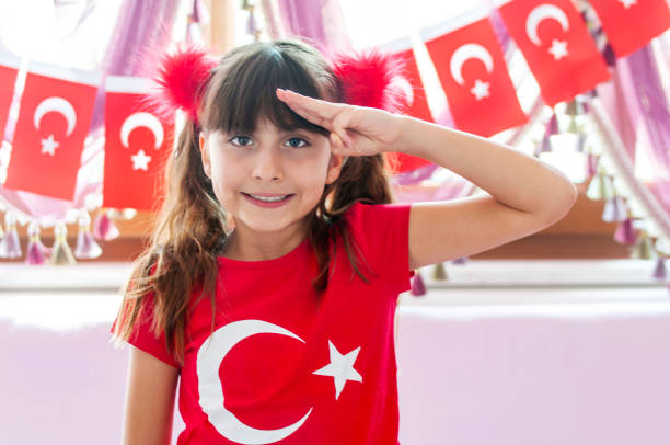 niña lista para el día del niño en turquía, 23 de abril - child patriotism saluting flag fotografías e imágenes de stock