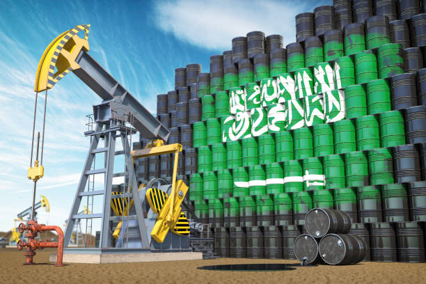 サウジアラビアにおける石油生産と抽出。サウジアラビアの旗とオイルポンプジャックとオイルバレル。 - oil industry oil oil rig oil pump ストックフォトと画像