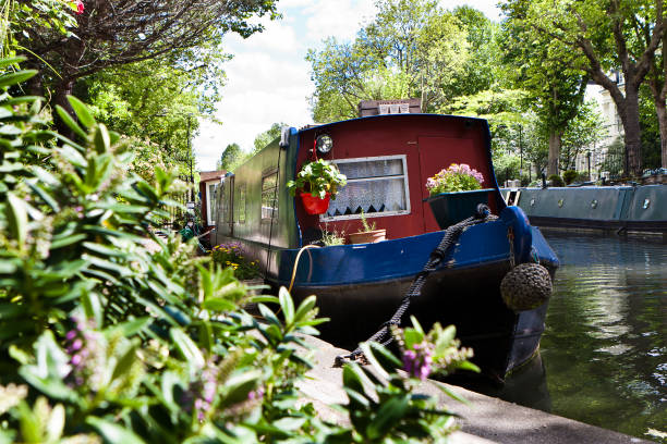 barcos de la casa en el canal de los regentes en little venice, londres, inglaterra - english culture uk promenade british culture fotografías e imágenes de stock