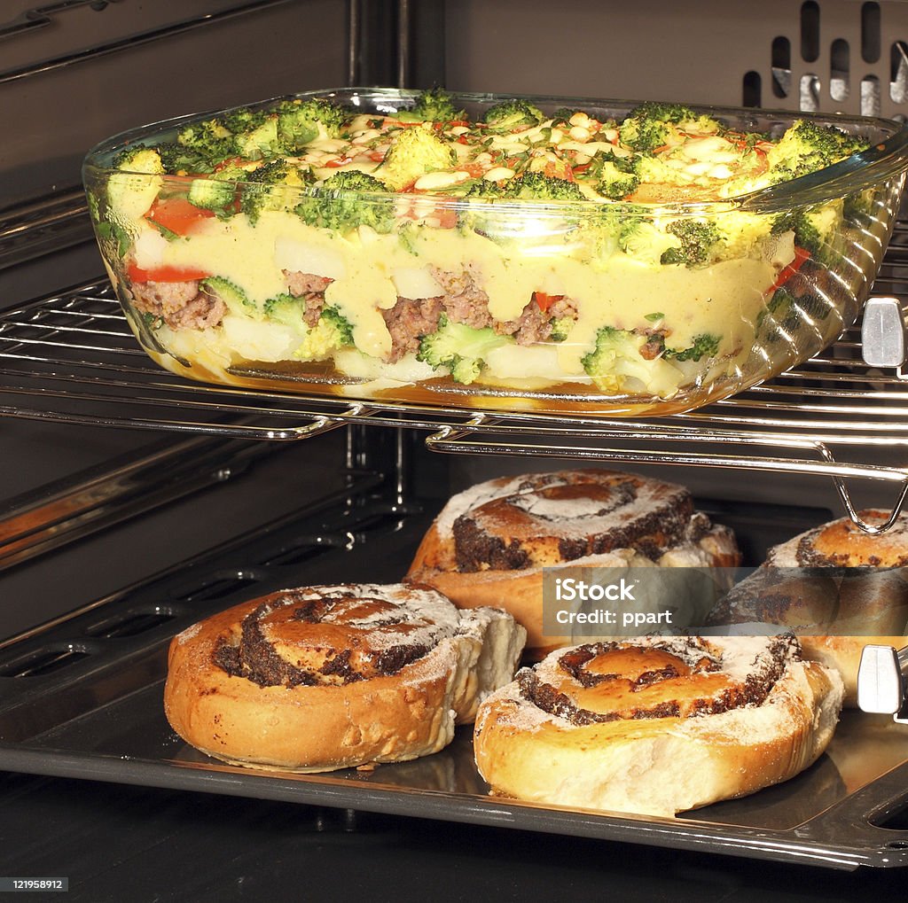 Fresco sfornato panini semi di papavero e casseruola in forno. - Foto stock royalty-free di Cibo