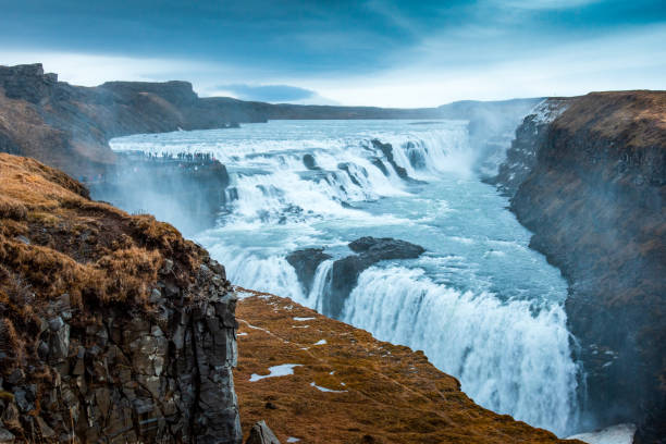 deslumbrante gullfoss falls na islândia em uma rota do círculo dourado - dramatic sky famous place canyon majestic - fotografias e filmes do acervo