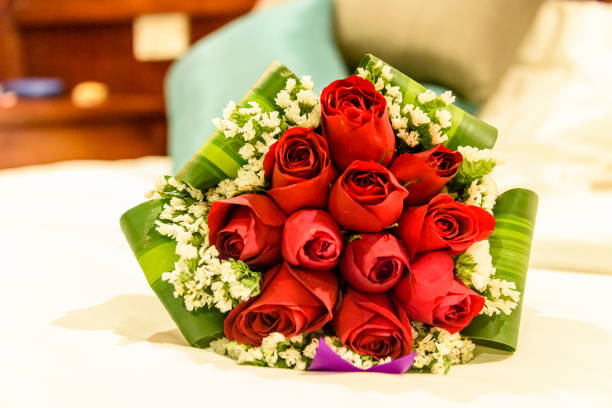 un bouquet de roses rouges se trouvant sur un bâti. - dozen roses rose flower arrangement red photos et images de collection
