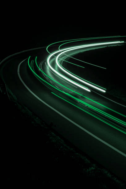 luzes verdes do carro à noite. exposição longa - long exposure flash - fotografias e filmes do acervo