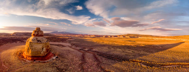 vue aérienne de drone panoramique de roche d’église, utah, au coucher du soleil - san juan county photos et images de collection