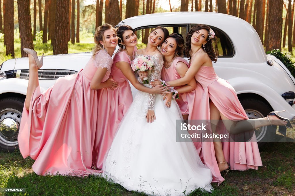 Feliz Día De Bodas Hermosa Novia Y Damas De Honor En Vestidos Rosas  Abrazando Con Sonrisa Al Aire Libre Foto de stock y más banco de imágenes  de Dama de honor -
