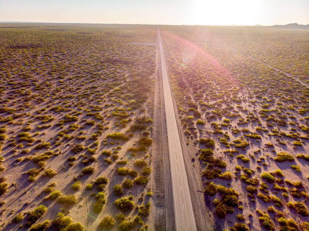 vista aérea de drones de una estrecha carretera solitaria del desierto que se extiende desde el oeste de texas hasta nuevo méxico - desierto chihuahua fotografías e imágenes de stock