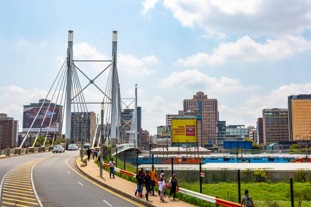 puente nelson mandela en la ciudad de johannesburgo, sudáfrica. - nelson mandela bridge bridge cityscape south africa fotografías e imágenes de stock