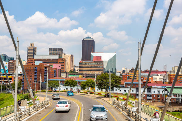 puente nelson mandela en la ciudad de johannesburgo, sudáfrica. - nelson mandela bridge bridge cityscape south africa fotografías e imágenes de stock