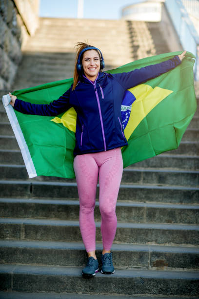 фитнес-женщина с флагом бразилии - brazil serbia стоковые фото и изображения