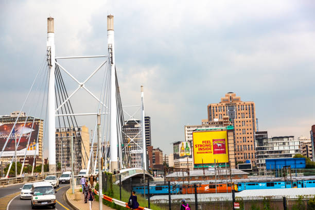 ネルソン・マンデラ橋とヨハネスブルグ市(南アフリカ) - nelson mandela bridge cityscape bridge south africa ストックフォトと画像