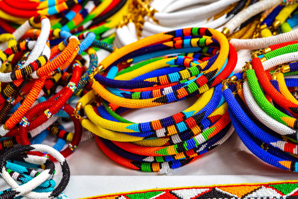 gioielli africani fatti a mano colorati, braccialetti nel mercato dell'artigianato locale in sudafrica - art tribal art traditional culture multi colored foto e immagini stock