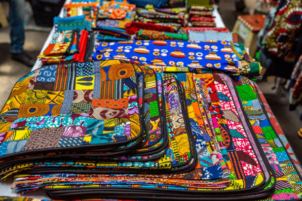 tessuti africani colorati nel mercato di strada, africa - clothing east africa color image colors foto e immagini stock