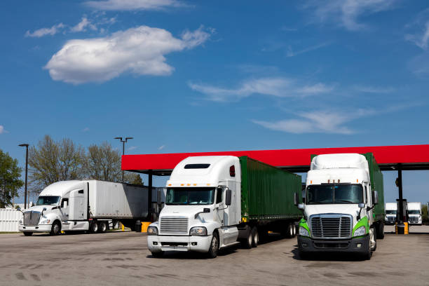 ciężarówki w truck stop gas pumps, missouri - truck midwest usa usa day zdjęcia i obrazy z banku zdjęć