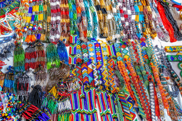 pulseiras artesanais coloridas no mercado local de artesanato na áfrica do sul - art tribal art traditional culture multi colored - fotografias e filmes do acervo
