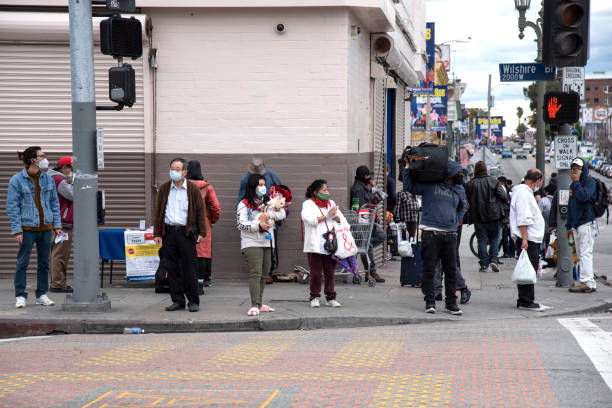 eine menschenmenge mit gesichtsmasken in los angeles während der covid-19 quarantäne - poor area stock-fotos und bilder