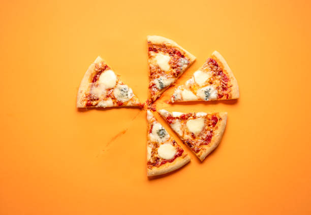 pizza simples com 4 tipos de queijo. pizza fatiada - carton horizontal portion part of - fotografias e filmes do acervo