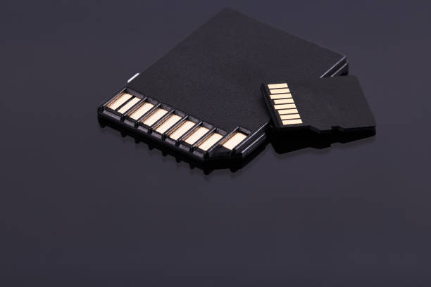 tarjetas de memoria de almacenamiento micro y sd aisladas sobre fondo negro. diferentes tecnologías de almacenamiento. - usb memory fotografías e imágenes de stock