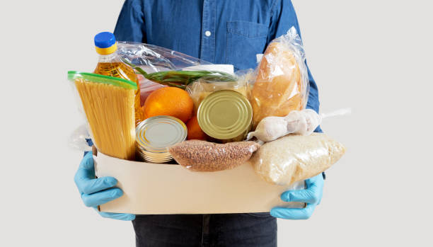 caja de donación de cuarentena. alimentos, ropa y equipo de protección personal - oatmeal oat box container fotografías e imágenes de stock