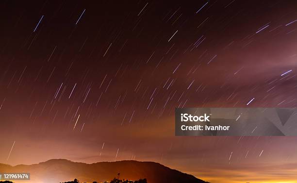 Colorido Star Trails Foto de stock y más banco de imágenes de Abstracto - Abstracto, Arco - Característica arquitectónica, Astrofotografía