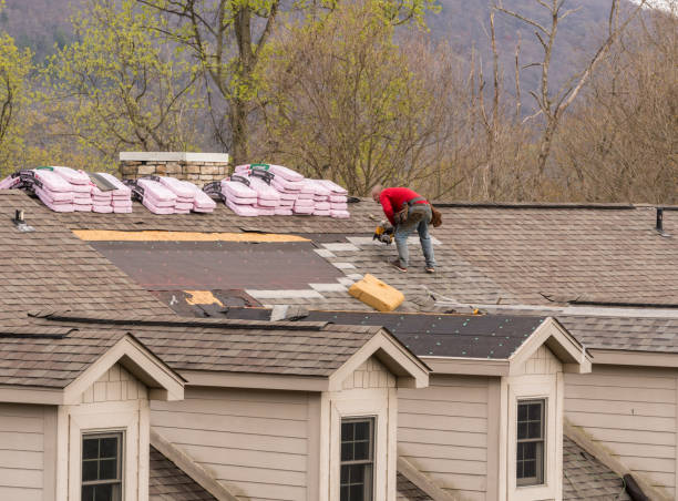 dakdekker die de oude shingles van een dak verwijdert dat voor het opnieuw dak wordt voorbereid - timmerman dakkapel stockfoto's en -beelden