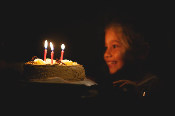 garotinha soprando velas no bolo, feliz aniversário - dark little girls child happiness - fotografias e filmes do acervo