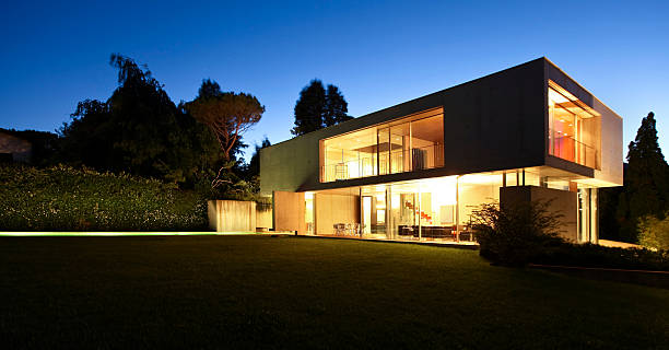 belle maison moderne à l'extérieur de nuit - bâtiment vu de lextérieur photos et images de collection